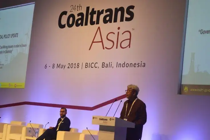 Enhancing Efficiency: The Power of Floating Cranes for Transshipment